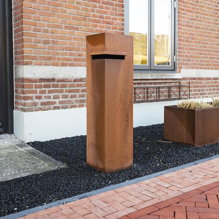 Kleine voortuin met cortenstaal