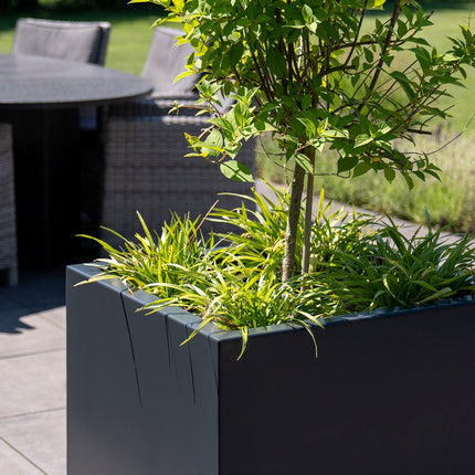 Jardinera de poliéster de 100 x 50 x 50 cm.