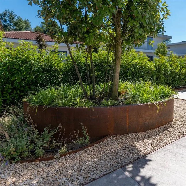 Jardinera ovalado de acero Corten de 280 x 160 x 60 cm.