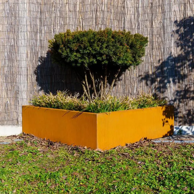 Jardinera triangular de acero Corten de 140 x 140 x 40 cm.
