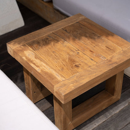 De bijzettafel van gerecycled teakhout - naturel