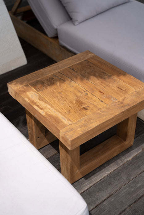 De bijzettafel van gerecycled teakhout - naturel