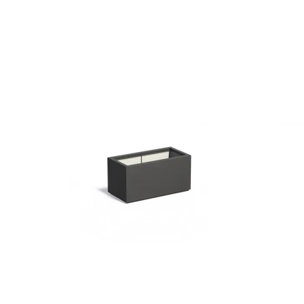 Jardinera de poliéster de 80 x 40 x 40 cm.