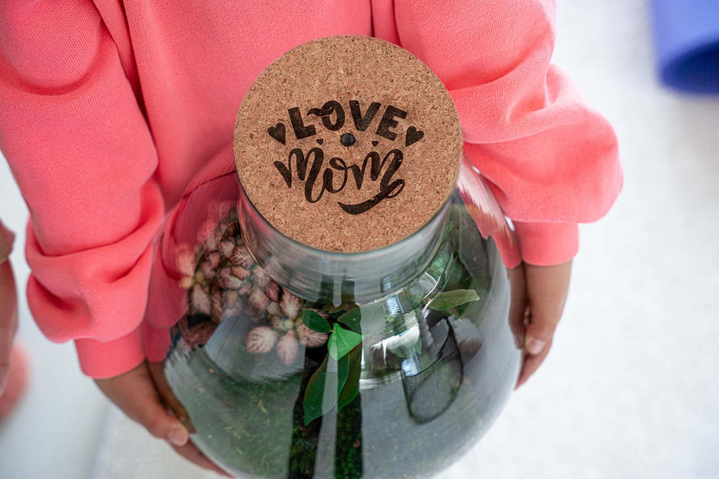 'LOVE MOM' terrarium Sam + gegraveerde kurk met licht - Fles terrarium DIY kit - Ø24.5cm - ↕30cm - Moederdag