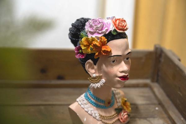 Flower Lady Vase - 30cm - Waterproof Decorative Vase