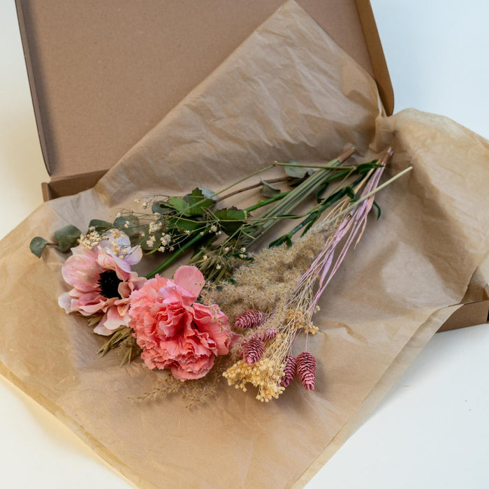 Letterbox Soft Pink - Dried & Silk Flowers in soft pink & natural colors - ↕35cm